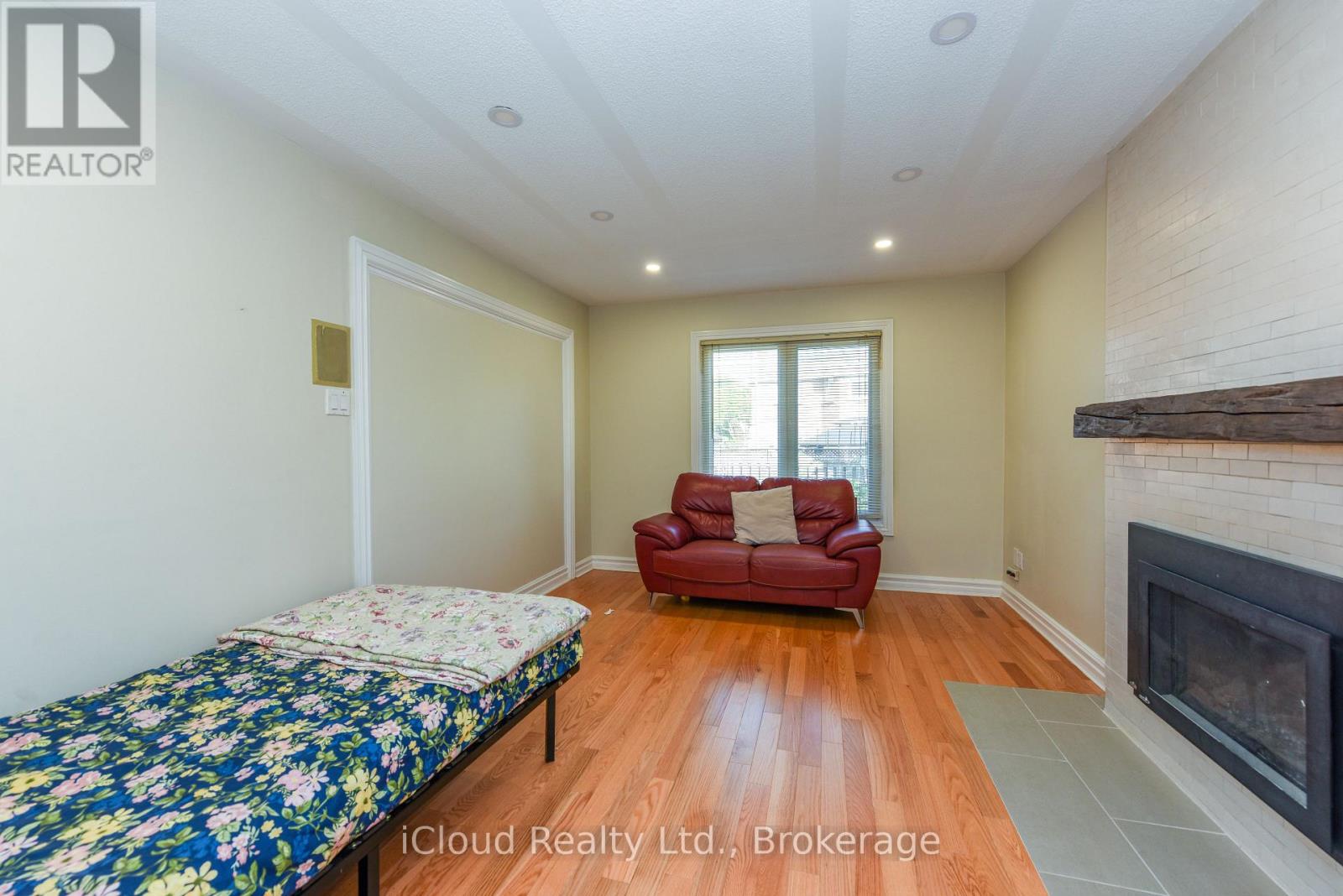 8 ST MARK PLACE - 16
