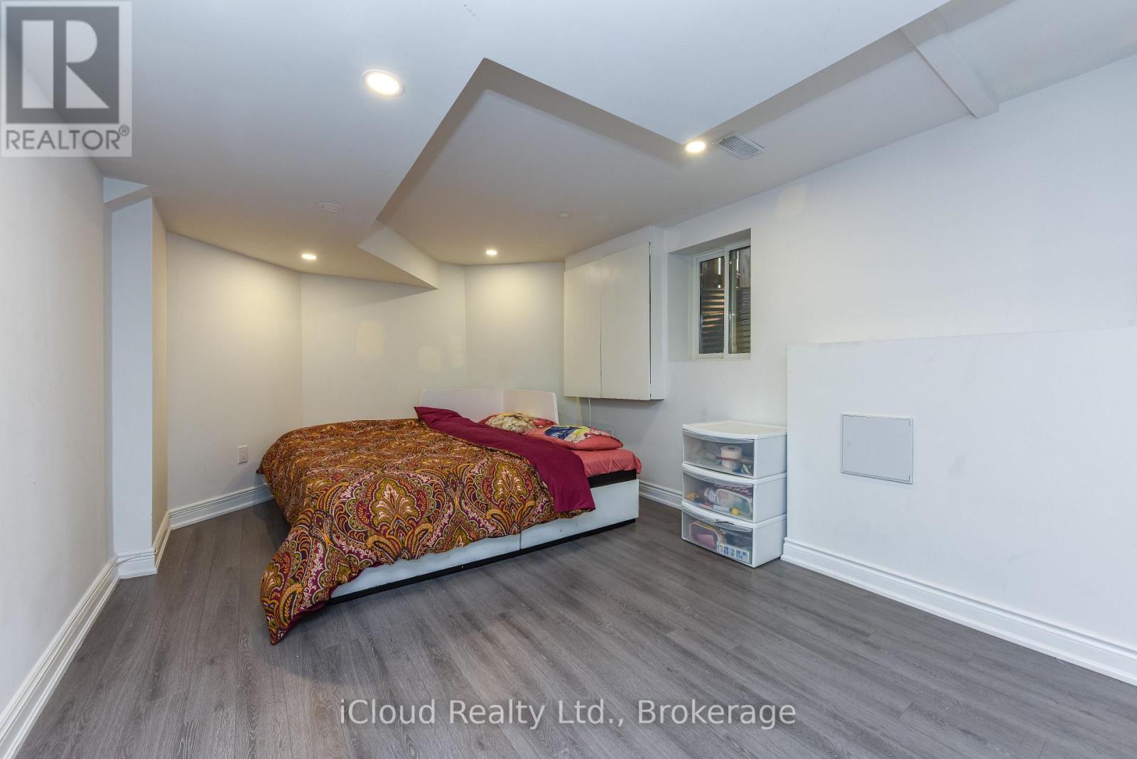 8 ST MARK PLACE - 32