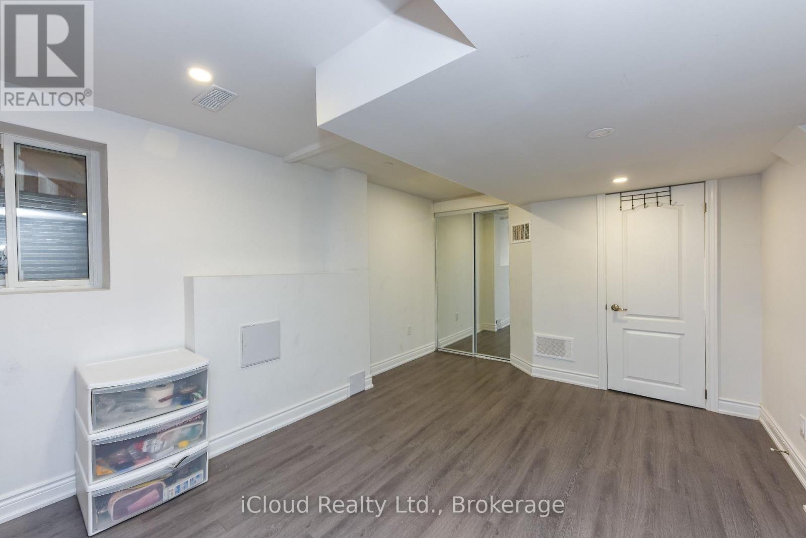 8 ST MARK PLACE - 33