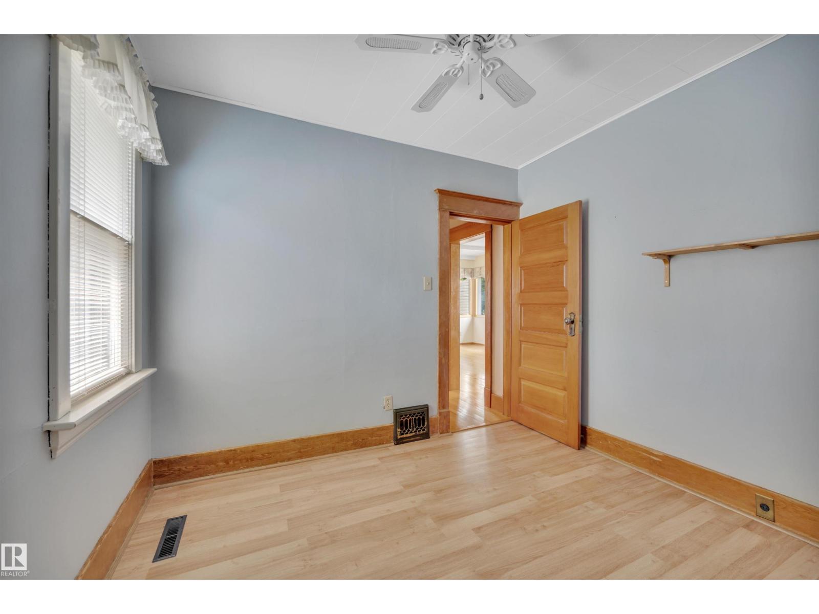 11527 88 ST NW - 23