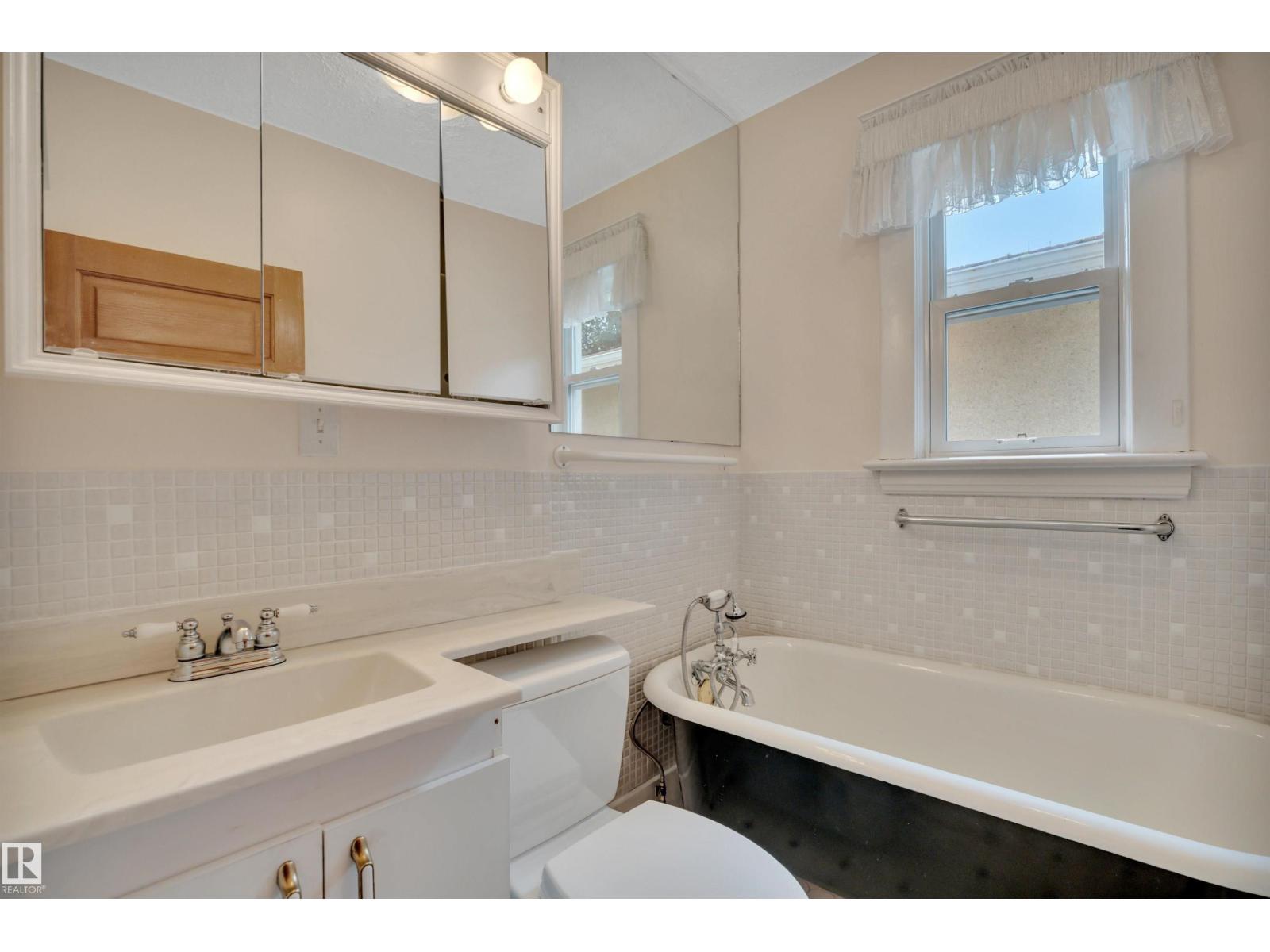 11527 88 ST NW - 24