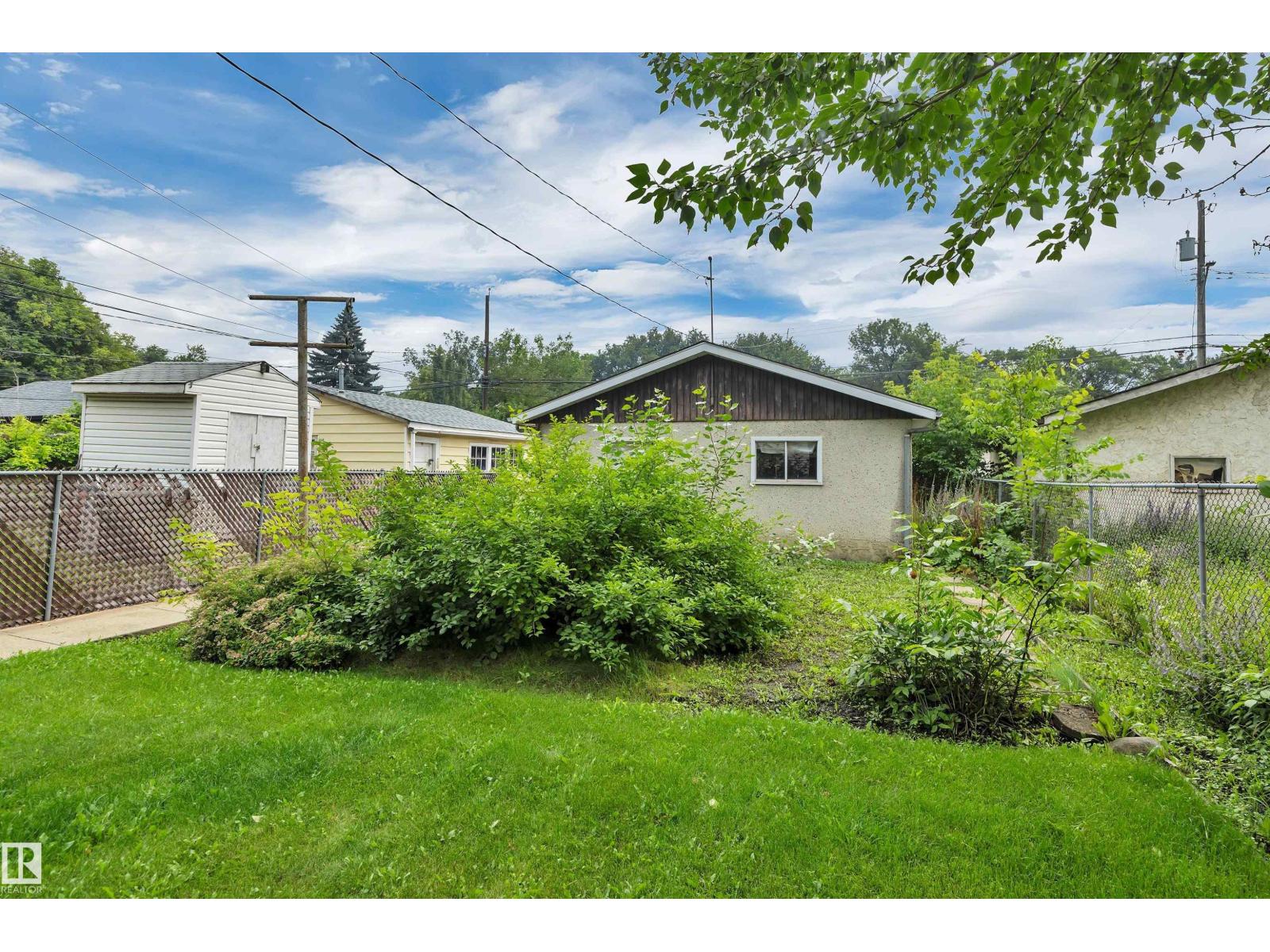 11527 88 ST NW - 45