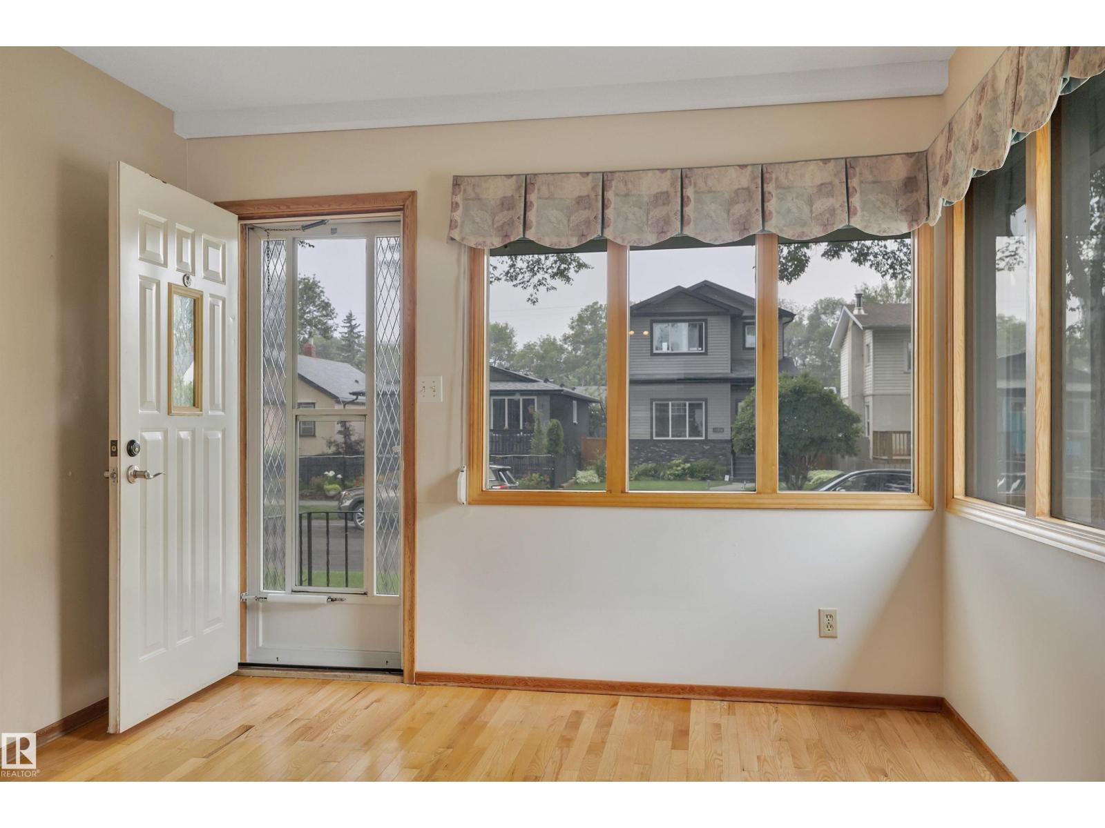 11527 88 ST NW - 5