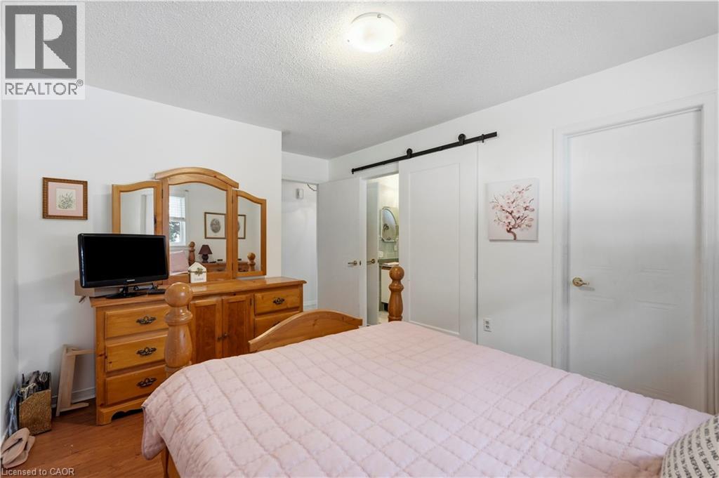 225 SILVERBIRCH Boulevard - 21