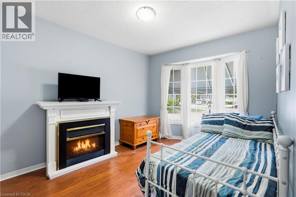 225 SILVERBIRCH Boulevard - 24