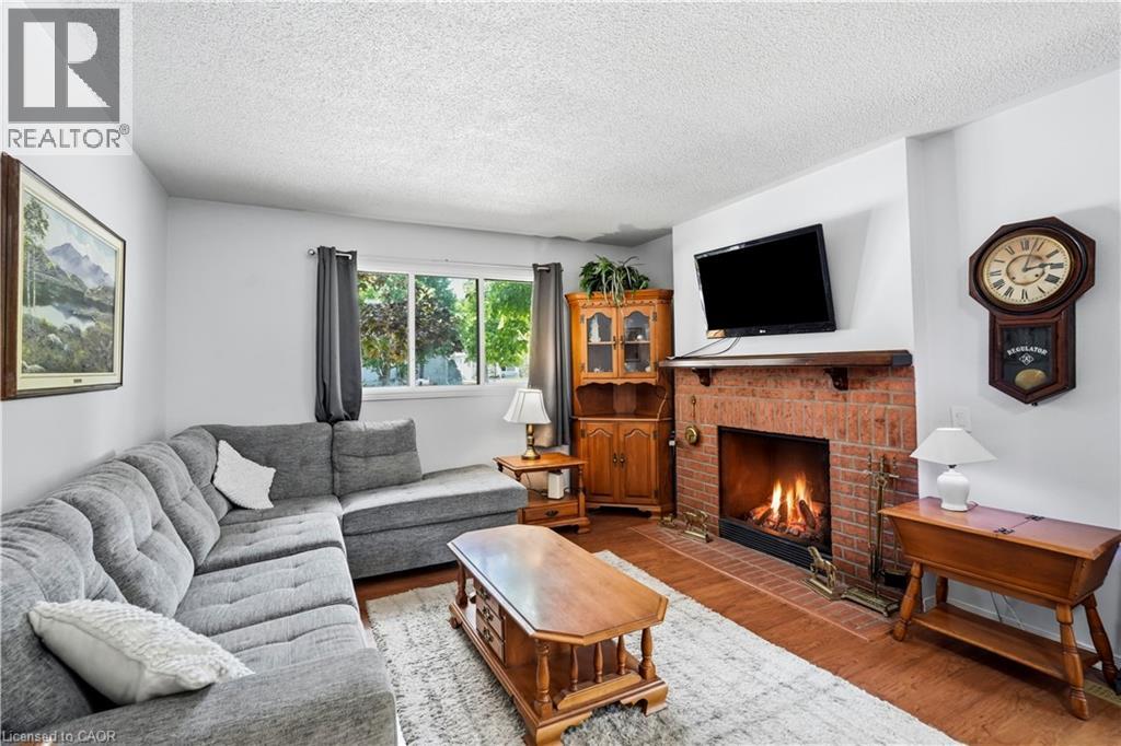 225 SILVERBIRCH Boulevard - 11