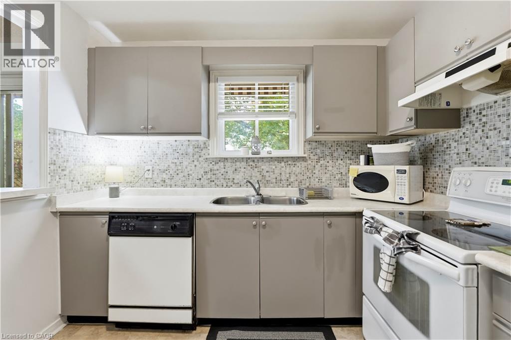 225 SILVERBIRCH Boulevard - 16