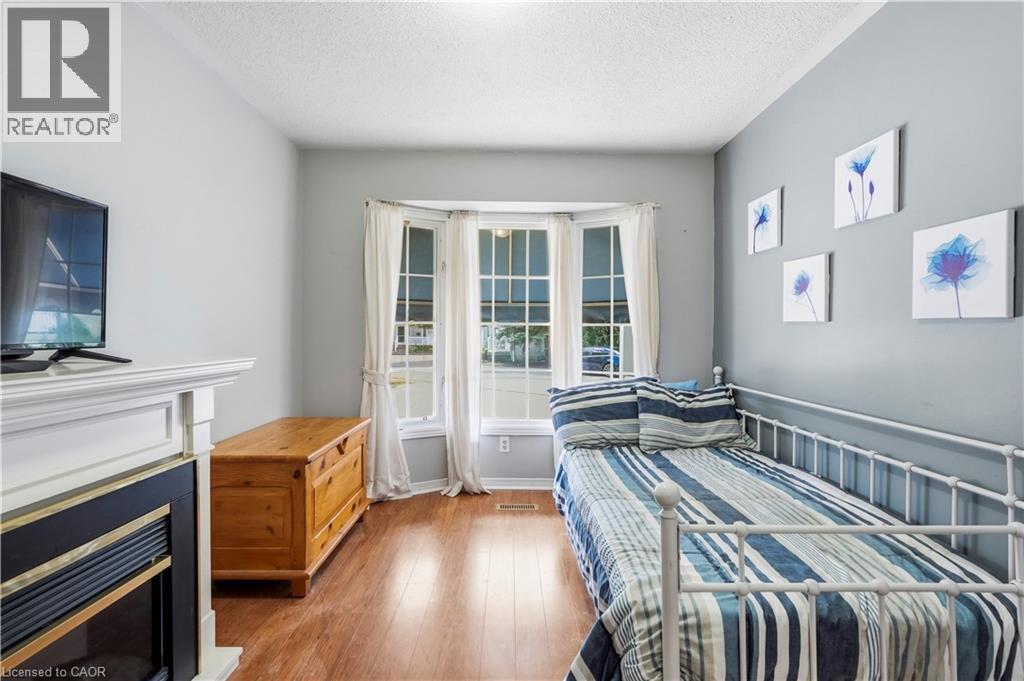 225 SILVERBIRCH Boulevard - 25