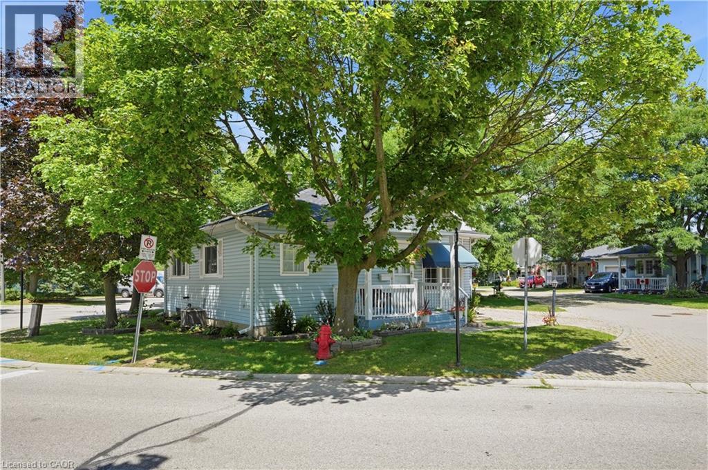 225 SILVERBIRCH Boulevard - 33