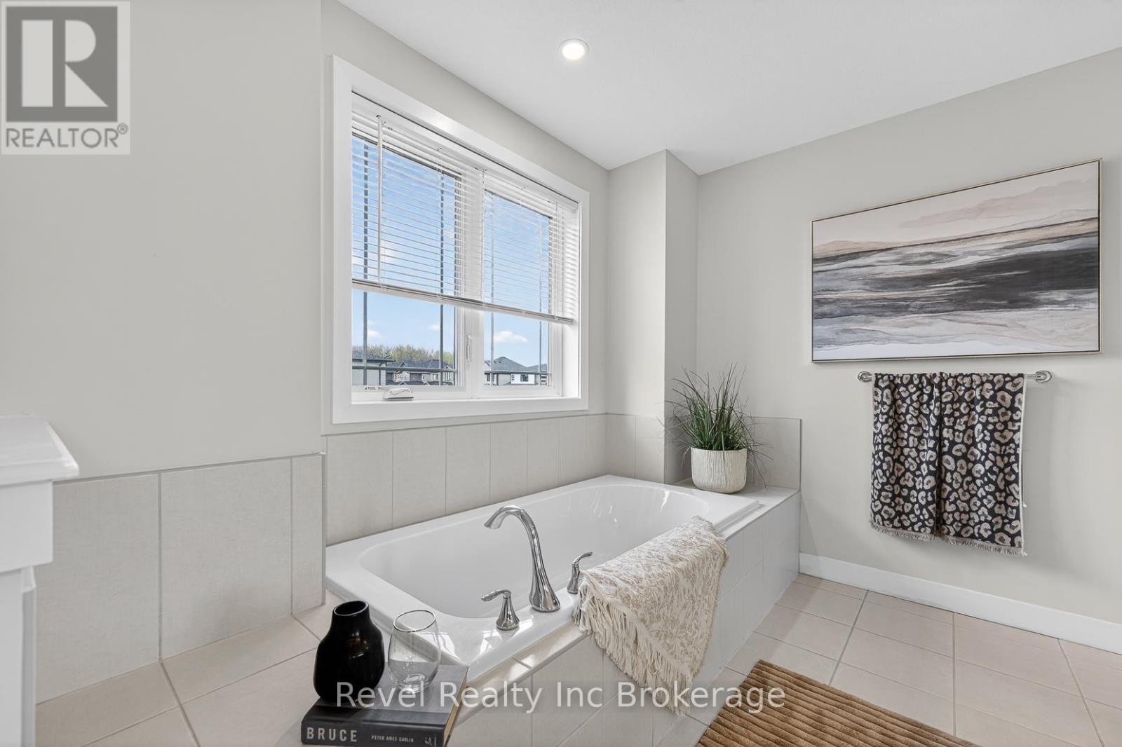 32 SUTHERLAND CRESCENT - 25