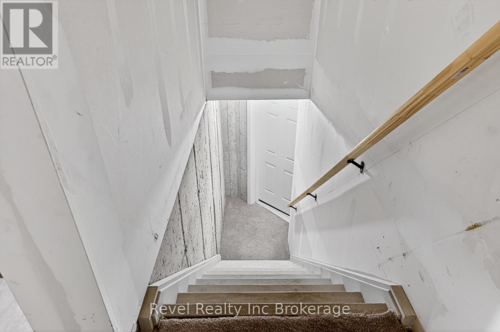 32 SUTHERLAND CRESCENT - 33