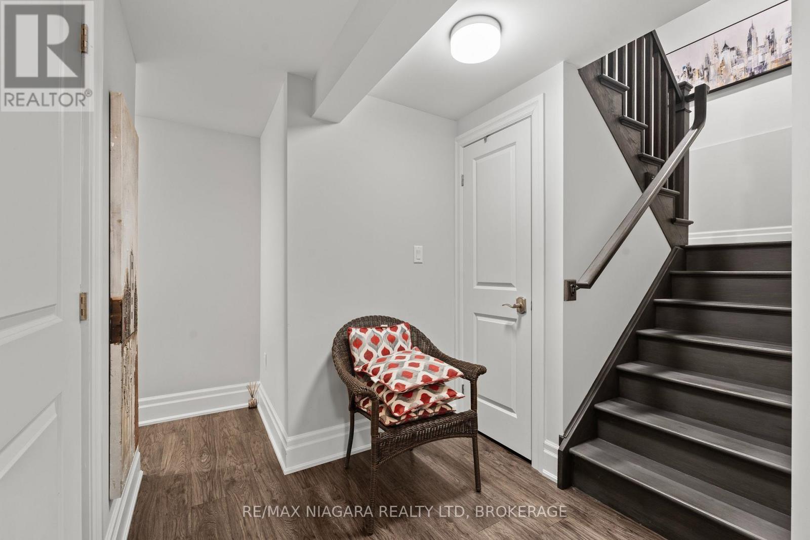 8 ST. ANDREWS LANE S - 27