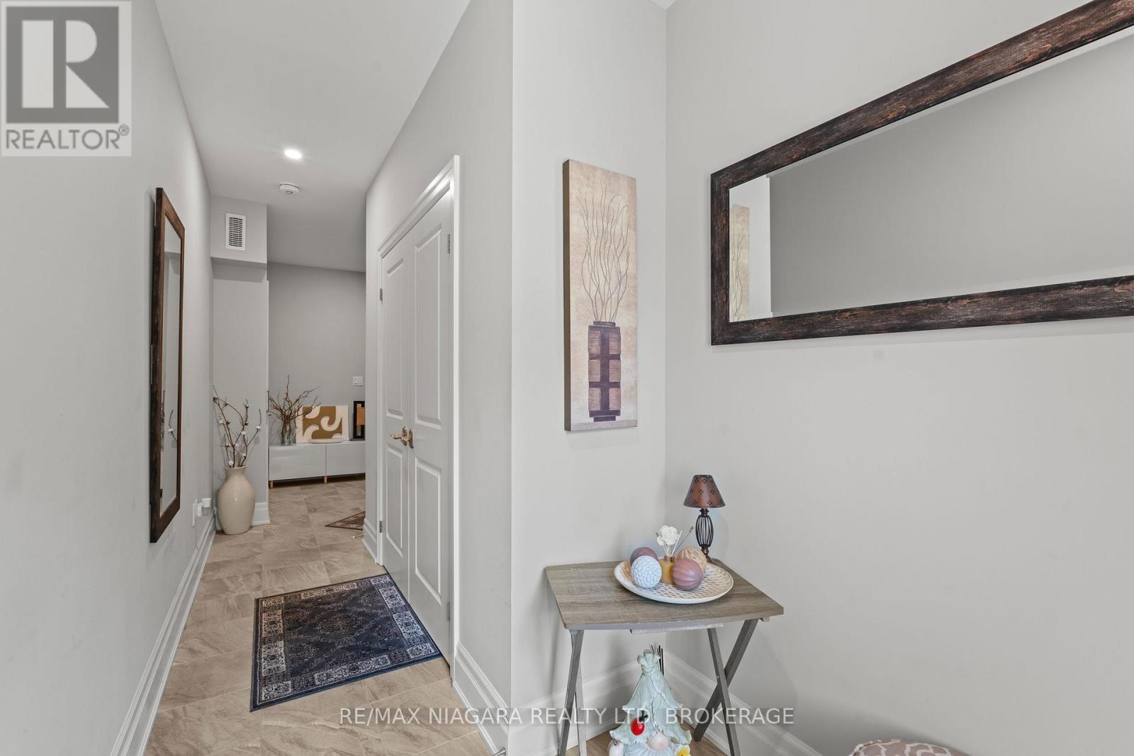 8 ST. ANDREWS LANE S - 29