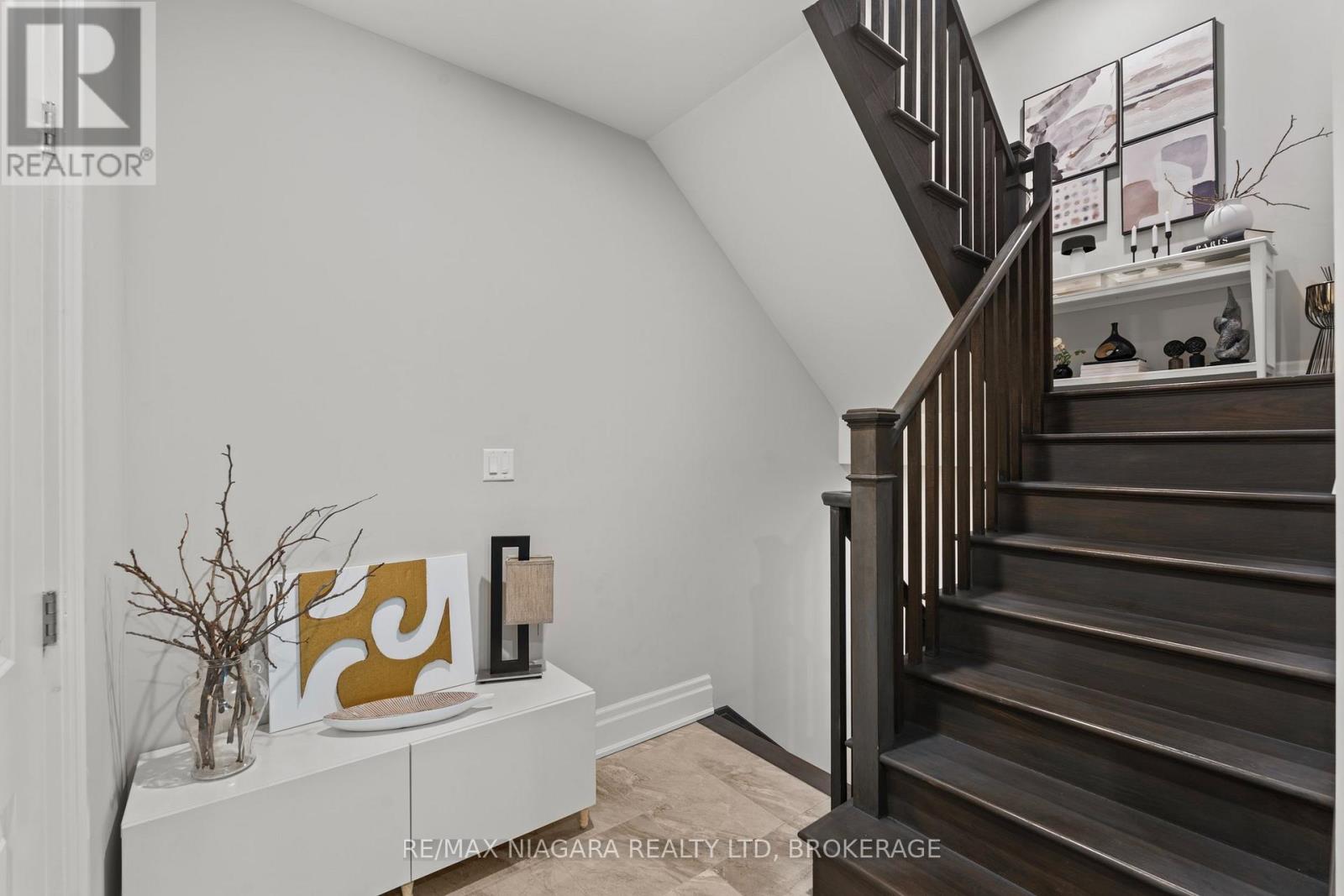 8 ST. ANDREWS LANE S - 31