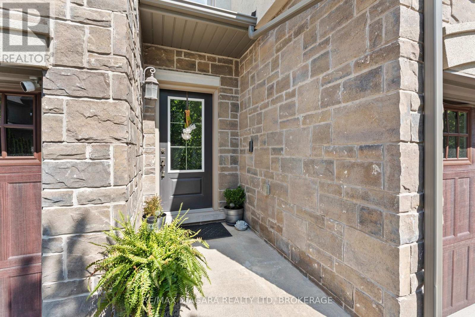 8 ST. ANDREWS LANE S - 34