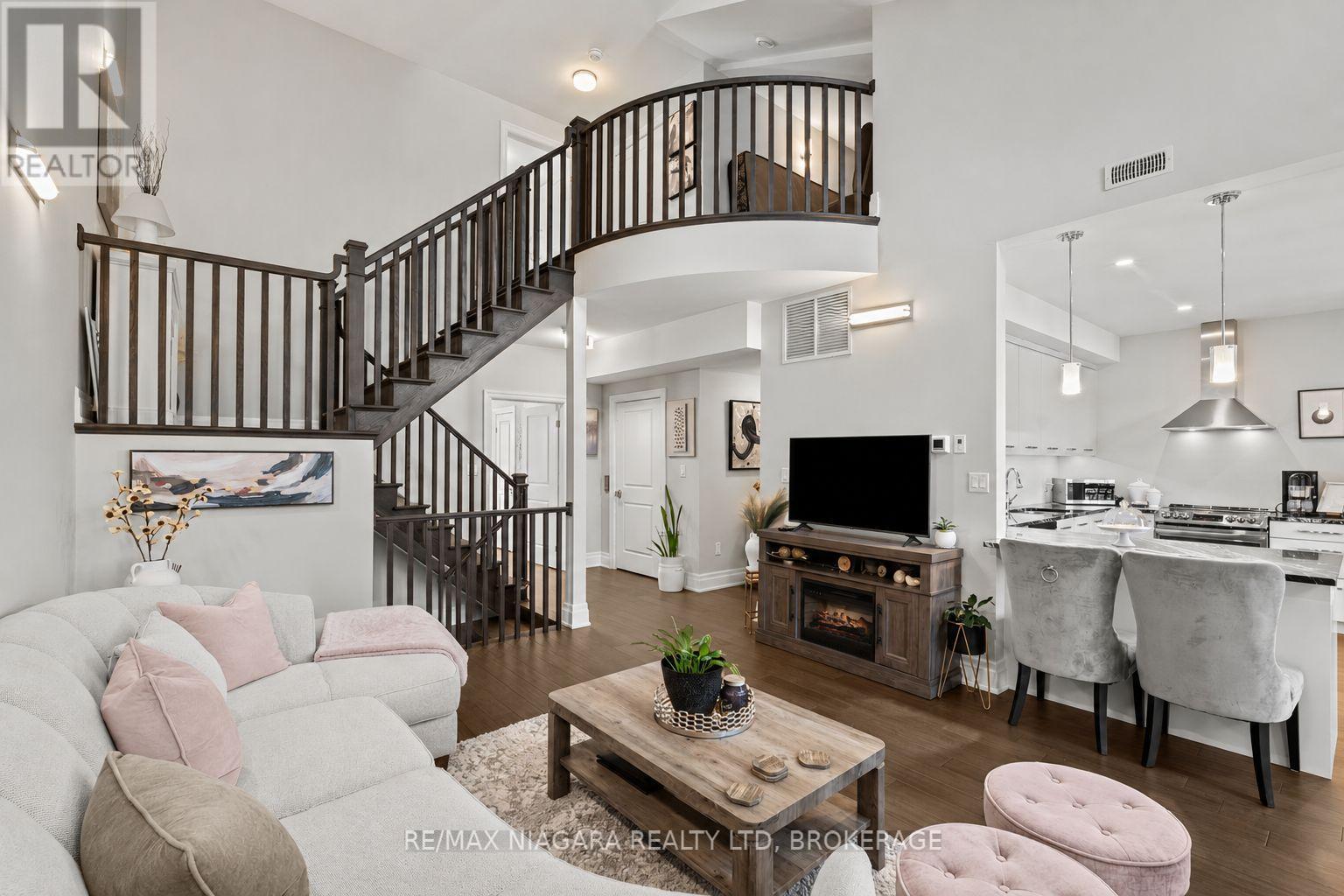 8 ST. ANDREWS LANE S - 7