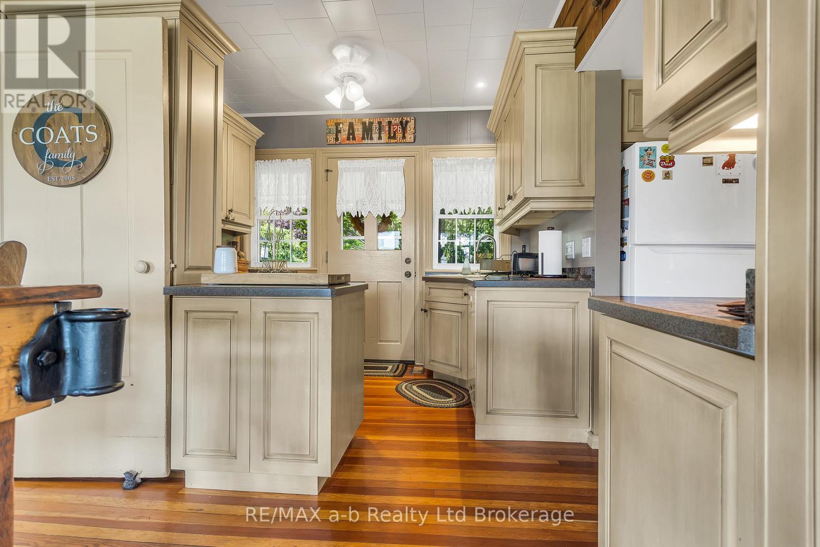 1813 NORFOLK COUNTY 19 ROAD W - 20