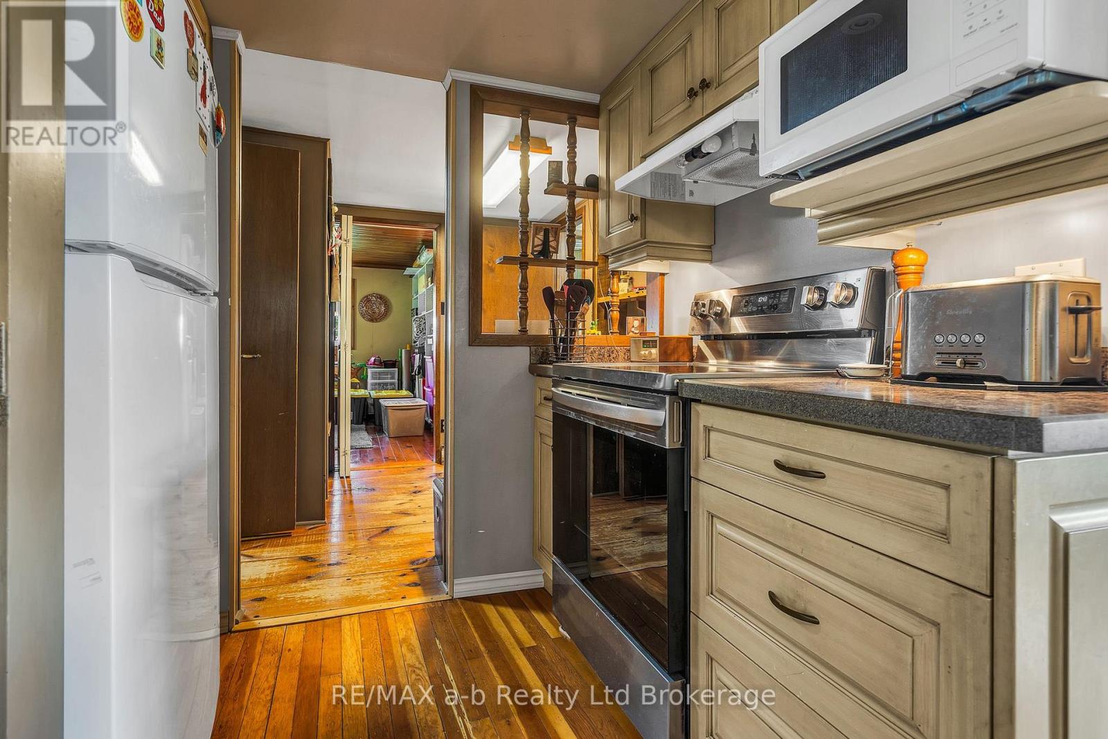 1813 NORFOLK COUNTY 19 ROAD W - 21