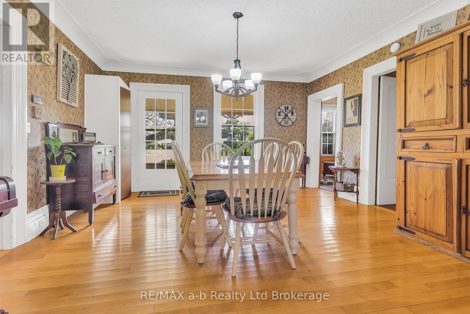 1813 NORFOLK COUNTY 19 ROAD W - 24