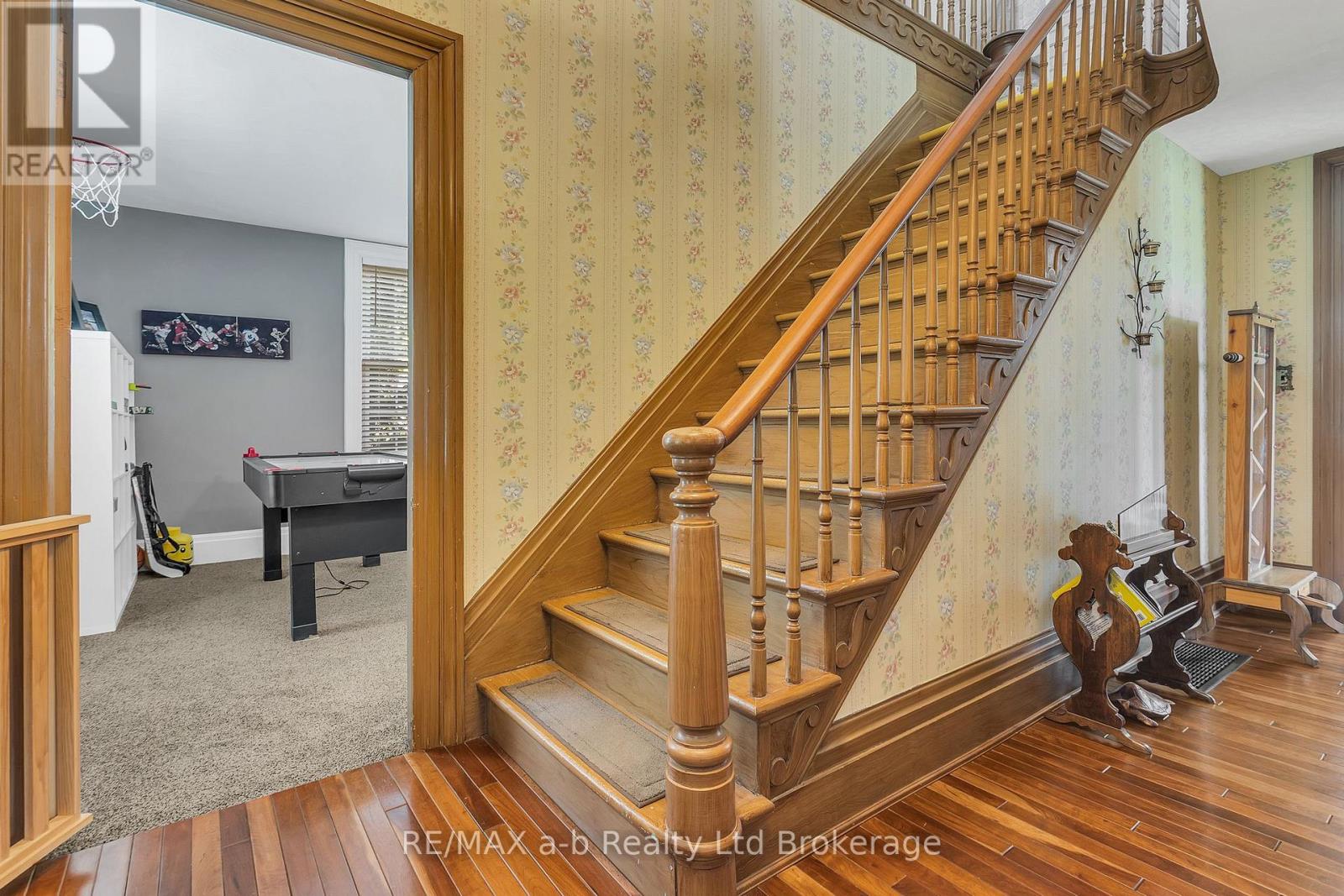 1813 NORFOLK COUNTY 19 ROAD W - 26