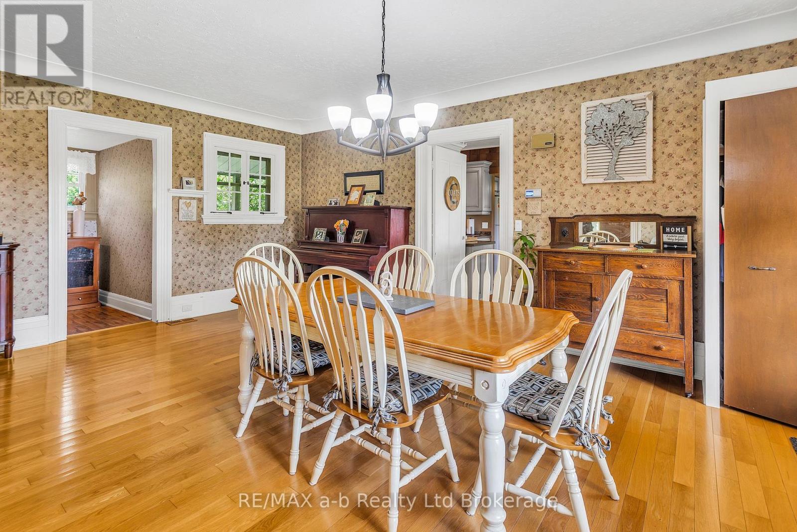 1813 NORFOLK COUNTY 19 ROAD W - 30