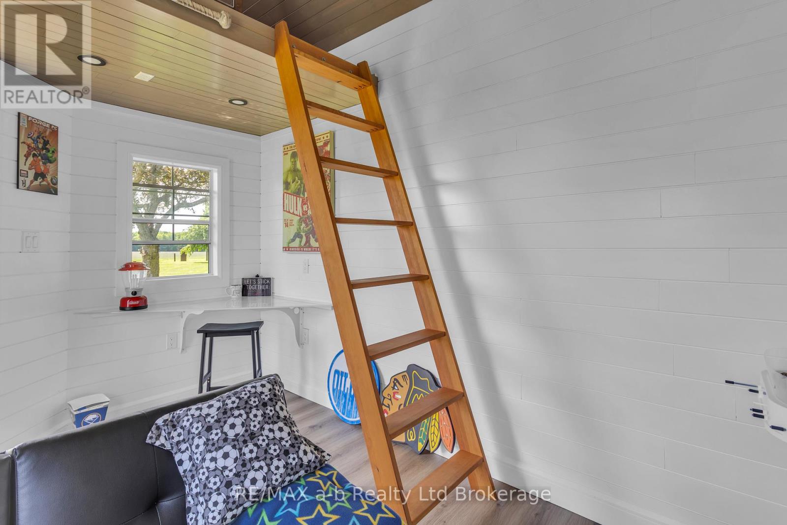1813 NORFOLK COUNTY 19 ROAD W - 43