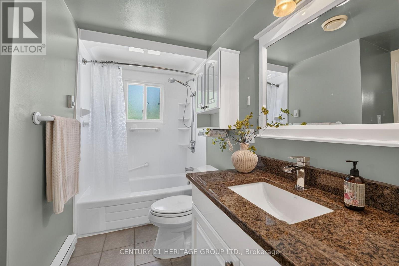 226 LILLIAN CRESCENT - 18