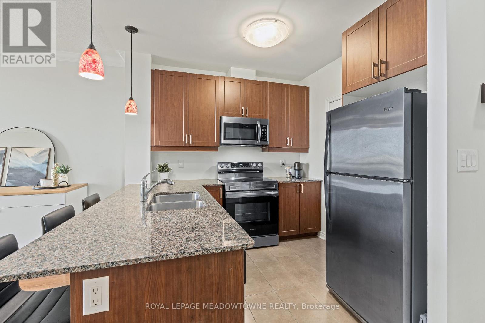 #520 383 MAIN STREET E - 10