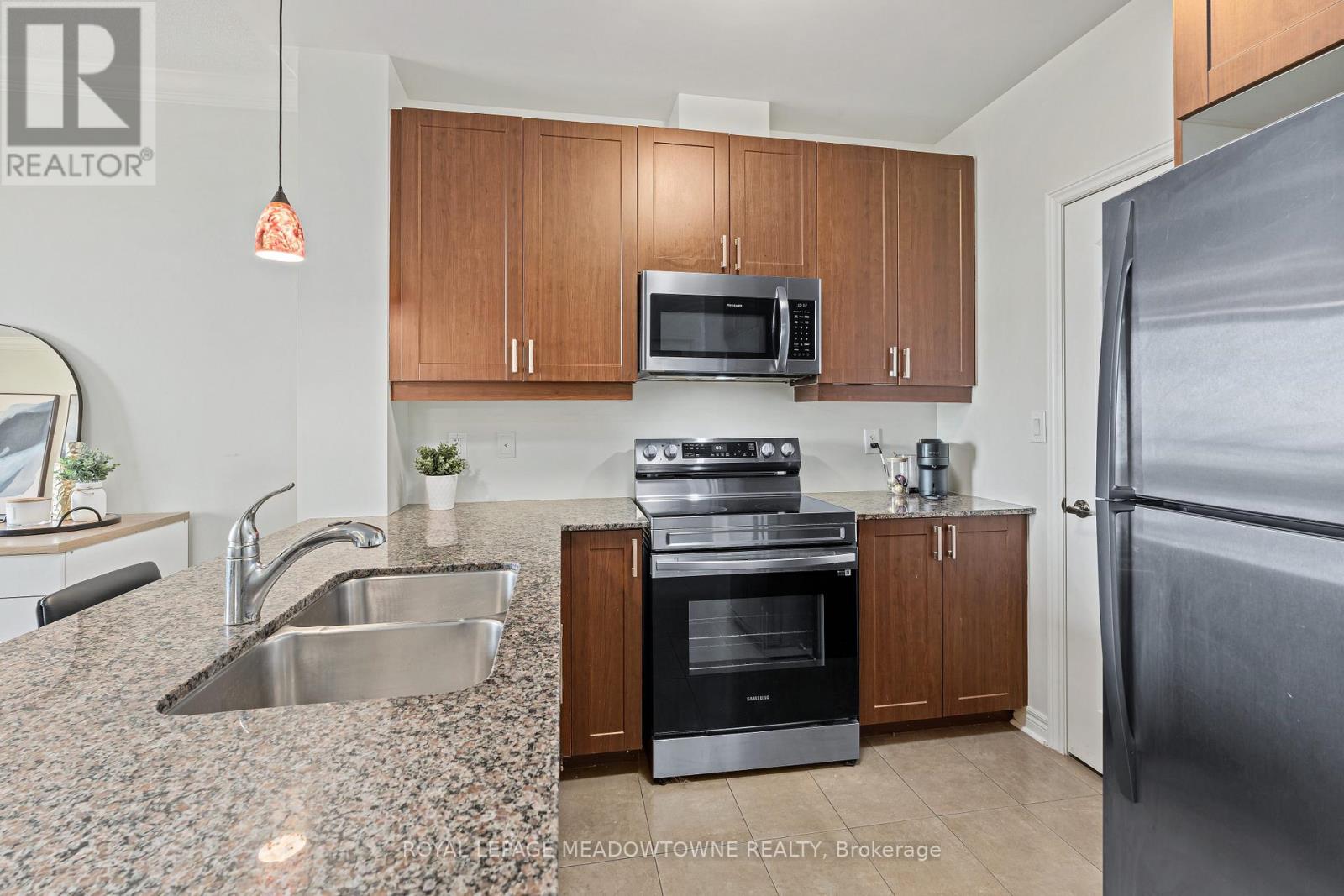 #520 383 MAIN STREET E - 11