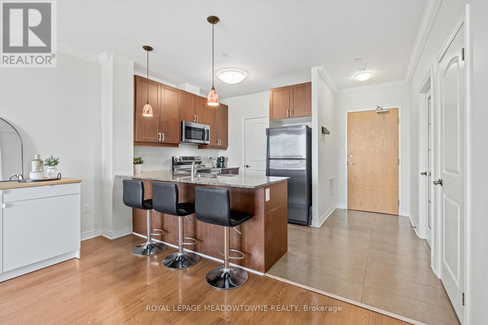 #520 383 MAIN STREET E - 7