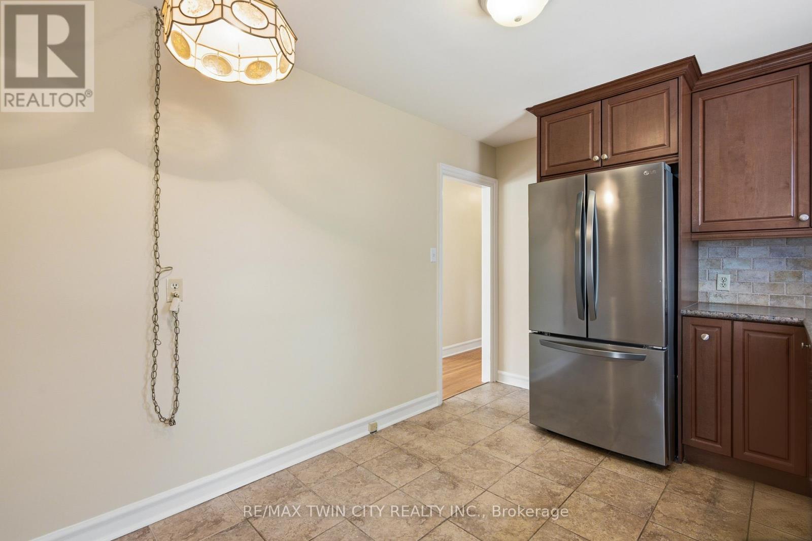 58 LOWREY AVENUE S - Image 16