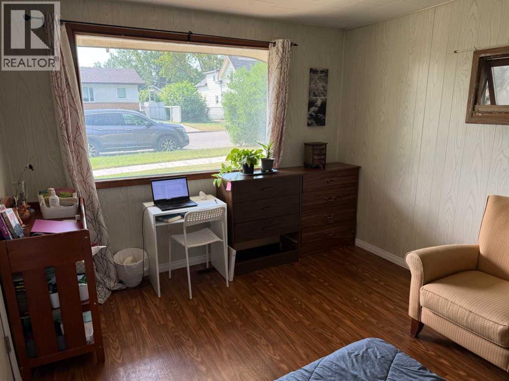 208 2 Street S - Image 4