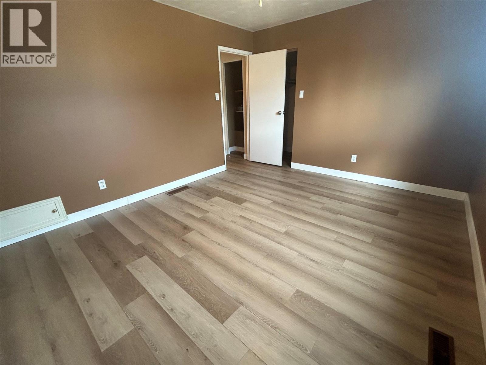 156 VALLEYVIEW Crescent - Image 4