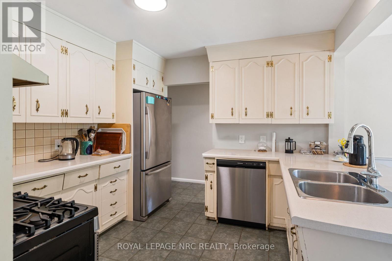 245 RIVERVIEW BOULEVARD - Image 14