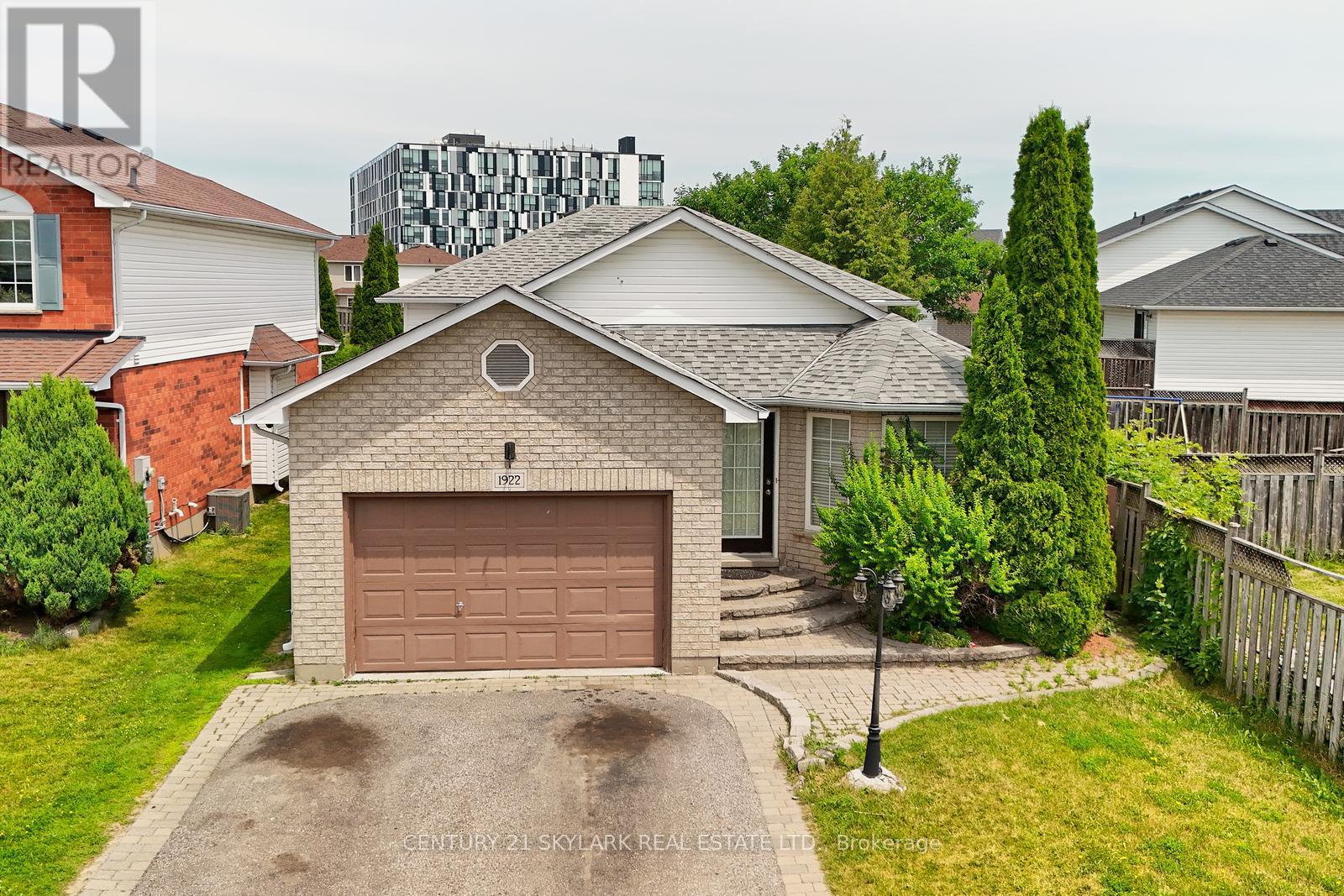 1922 DALHOUSIE CRESCENT - 1