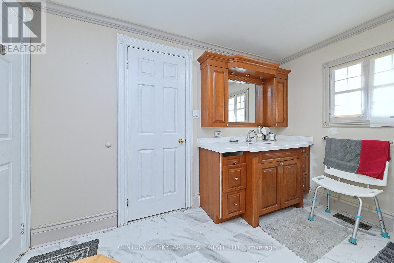 1922 DALHOUSIE CRESCENT - 26