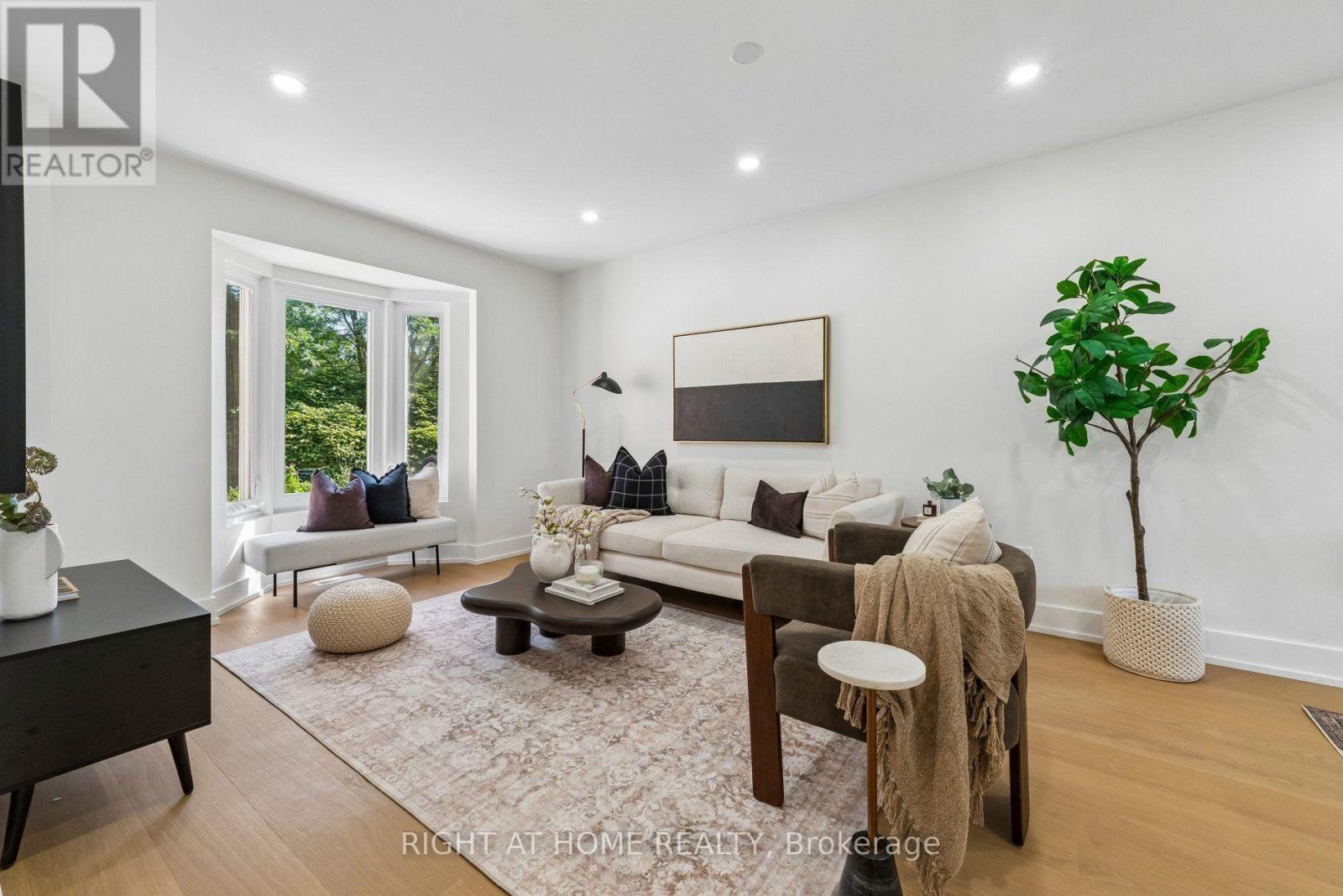 16 IAN FLEMING CRESCENT - 10
