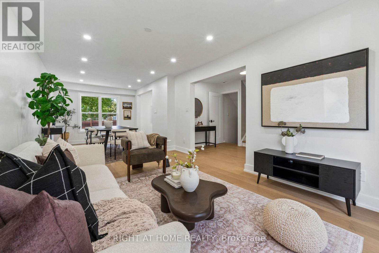 16 IAN FLEMING CRESCENT - 12