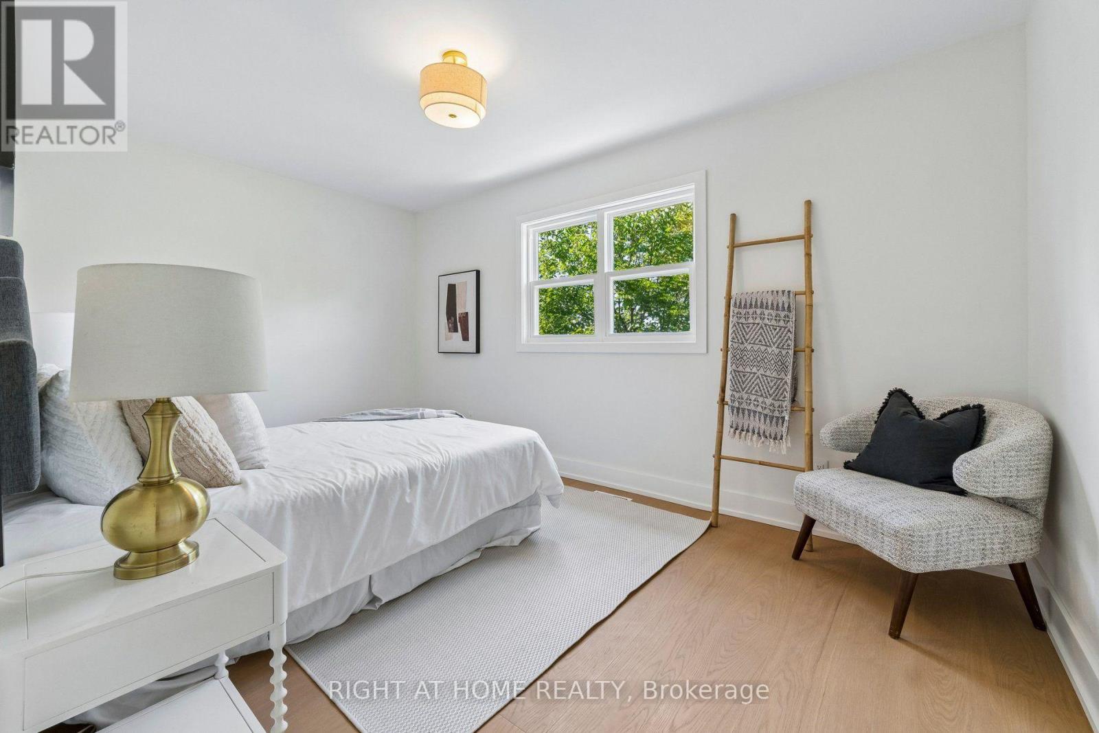 16 IAN FLEMING CRESCENT - 34