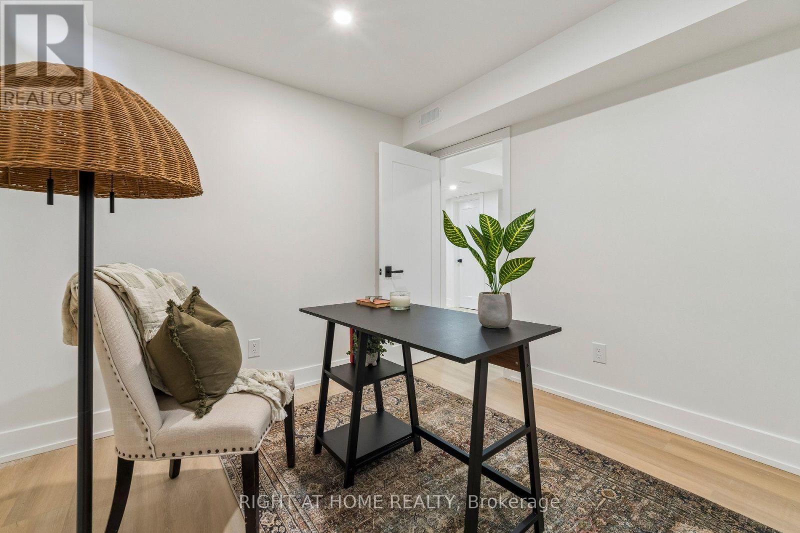 16 IAN FLEMING CRESCENT - 44