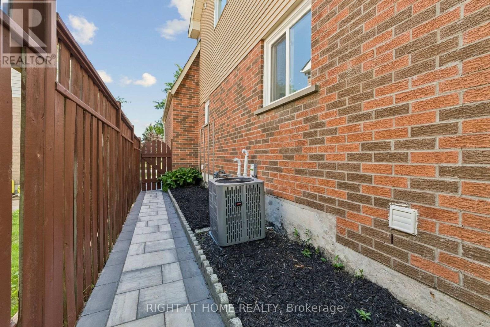16 IAN FLEMING CRESCENT - 47