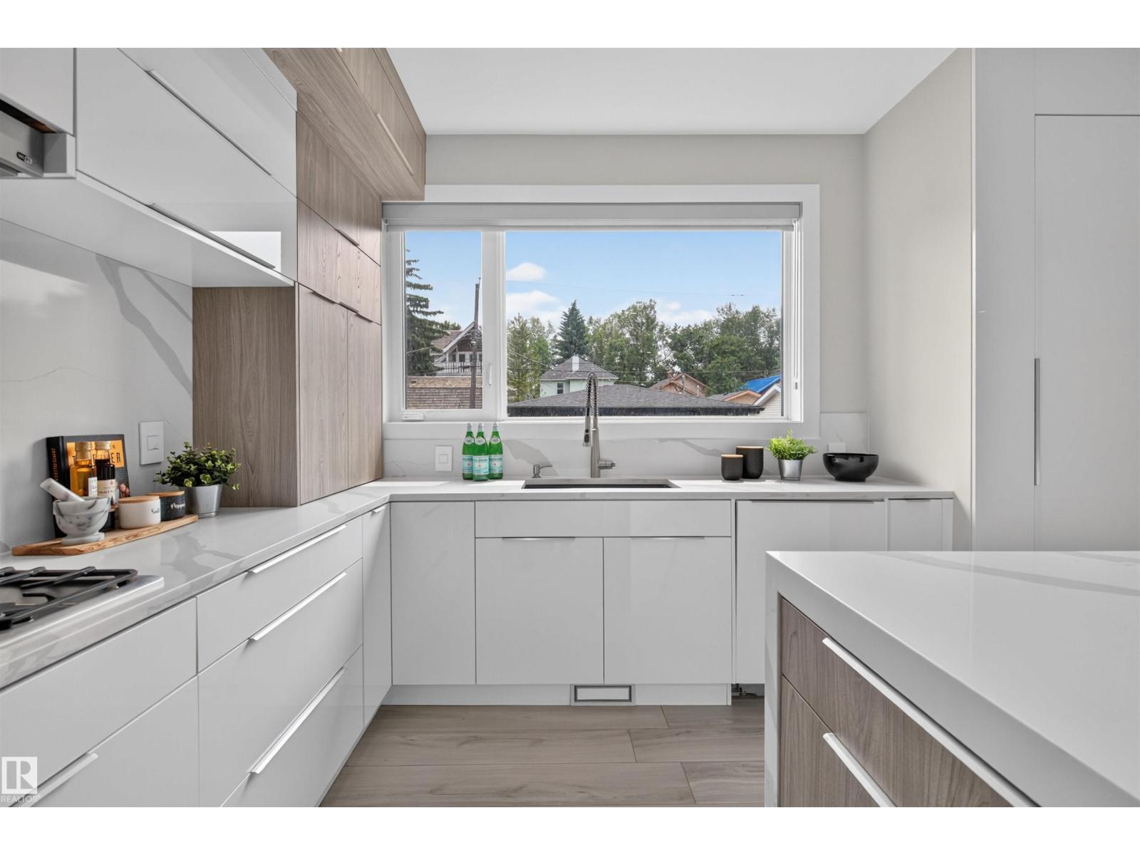 9741 90 AV NW - 15