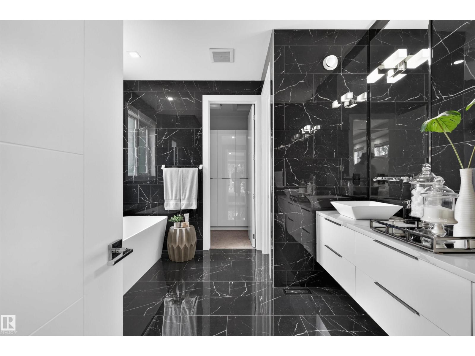 9741 90 AV NW - 30