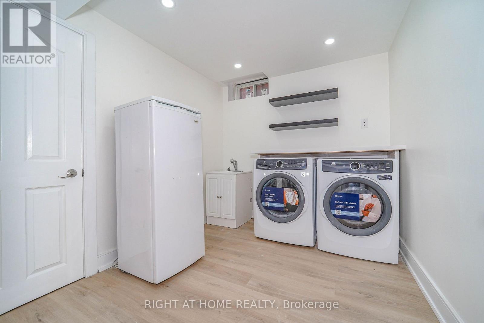 24 ARISTOTLE DRIVE E - 27