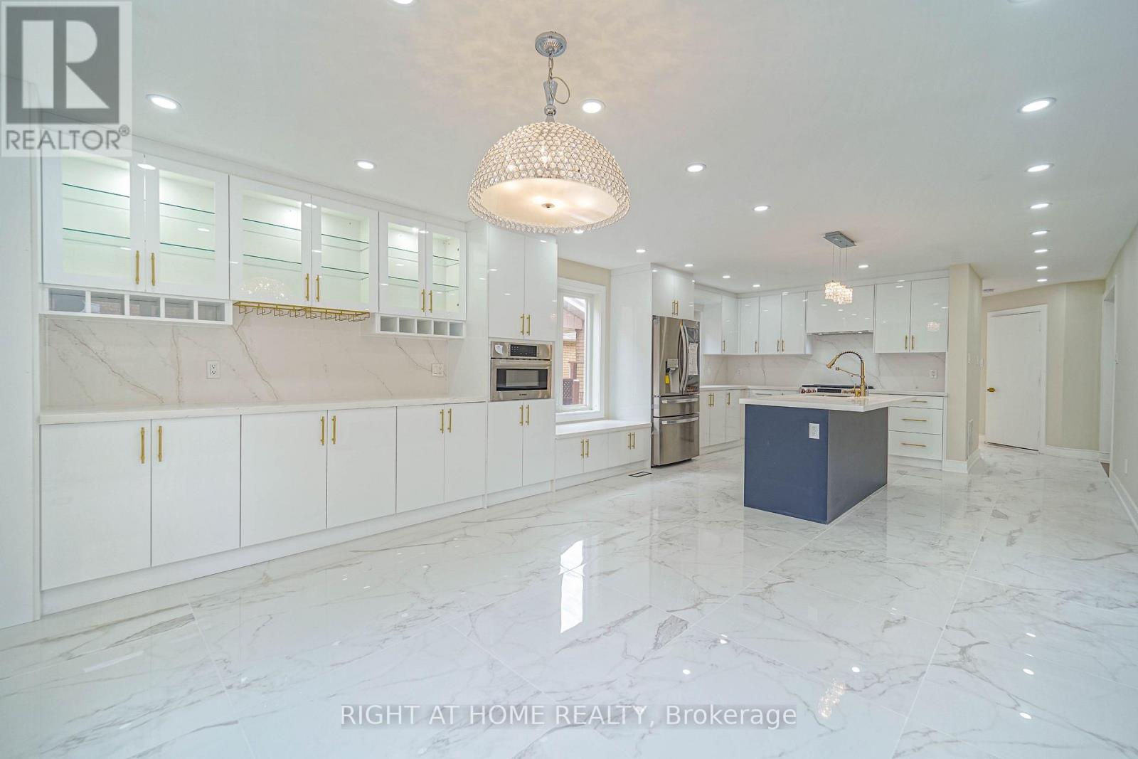 24 ARISTOTLE DRIVE E - 7