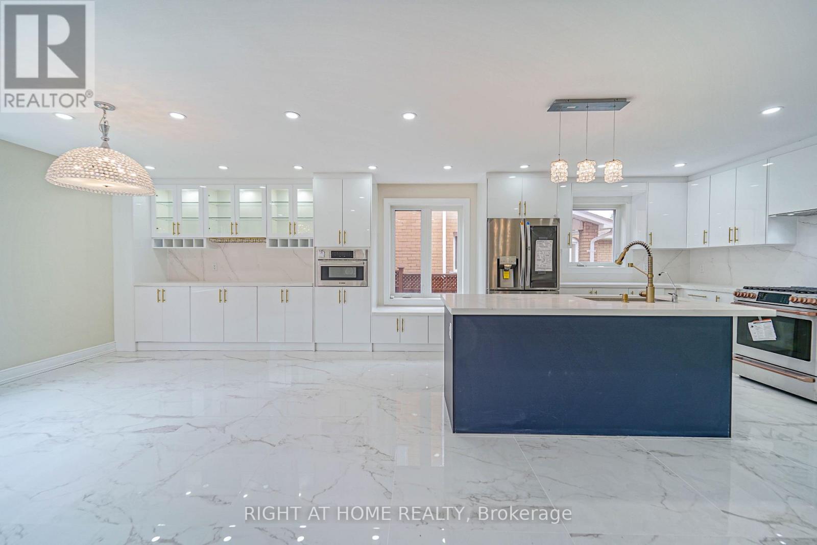 24 ARISTOTLE DRIVE E - 8
