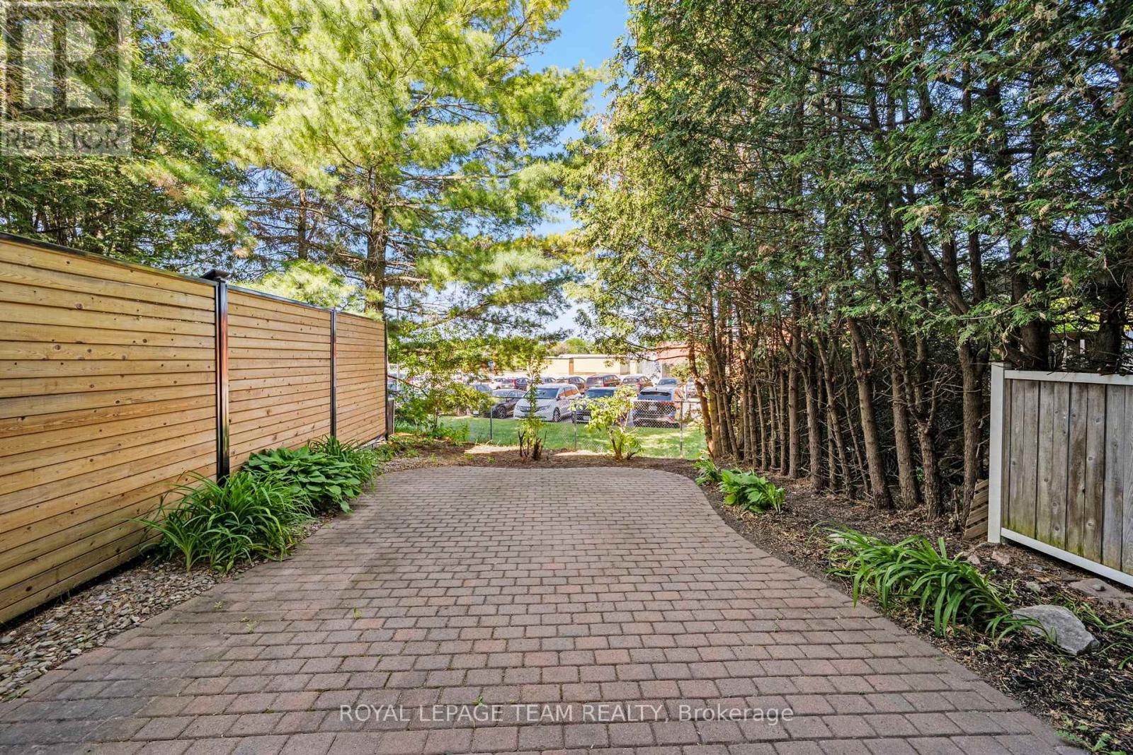 8 MANNINGTON COURT - 25
