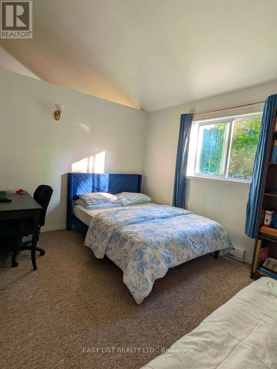 2135 CHAMPLAIN ROAD - 10