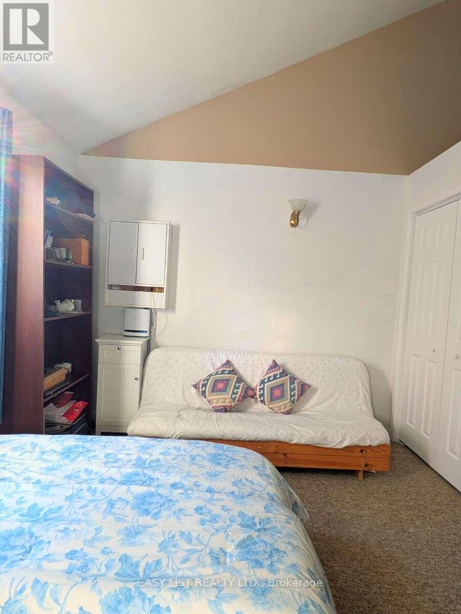 2135 CHAMPLAIN ROAD - 11