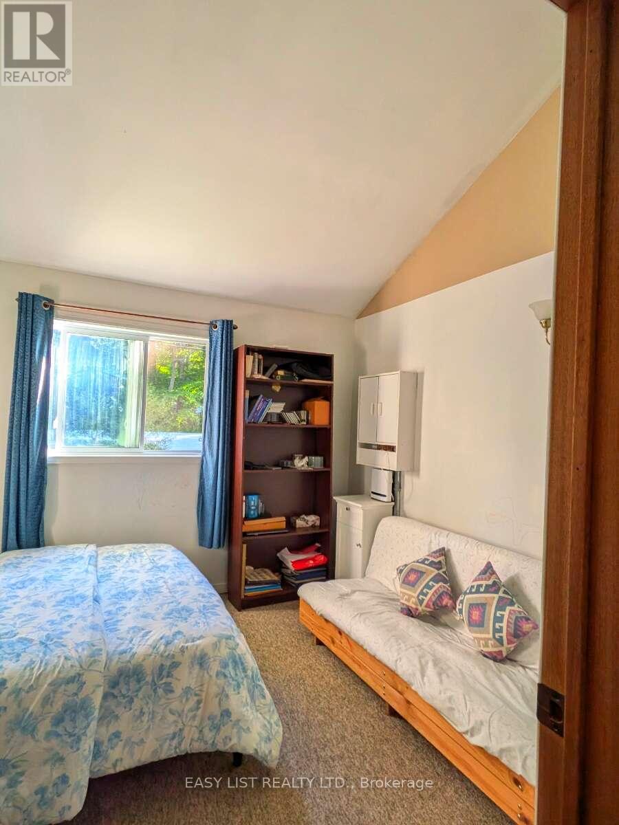 2135 CHAMPLAIN ROAD - 12